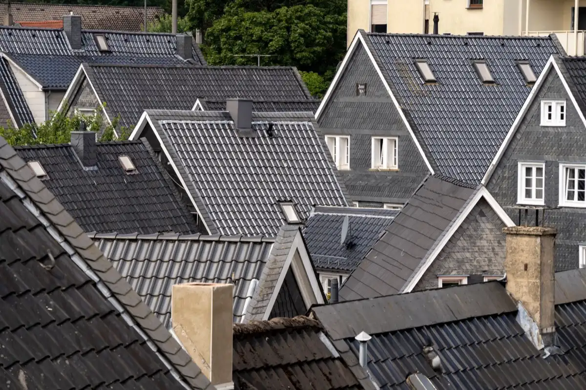 Steep roof eaves and gutter lines on houses in Tulsa, OK